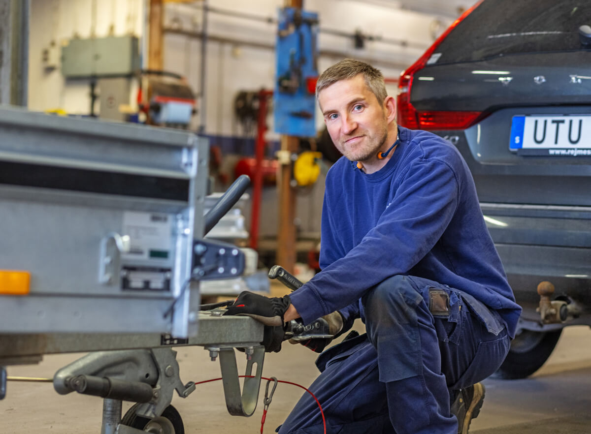 Bil med svarta fälgar i studio