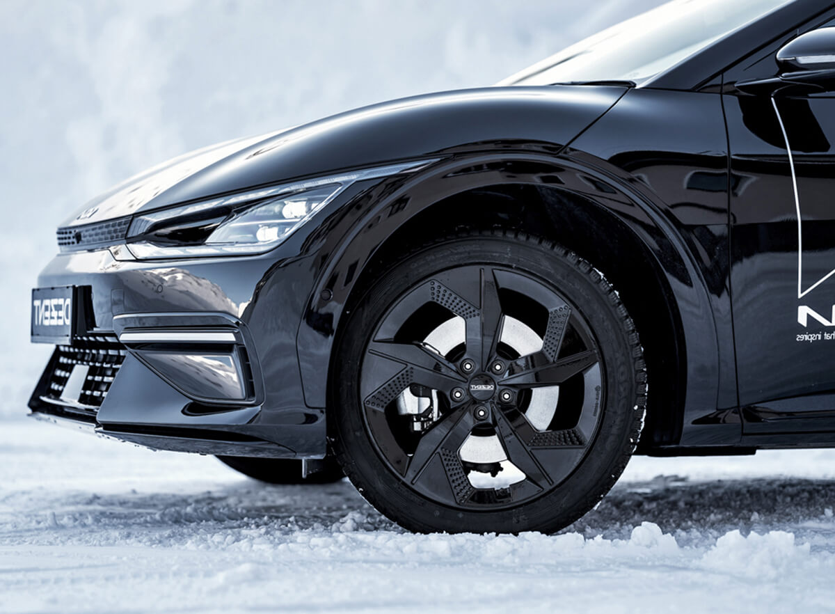 Bil med svarta fälgar i studio