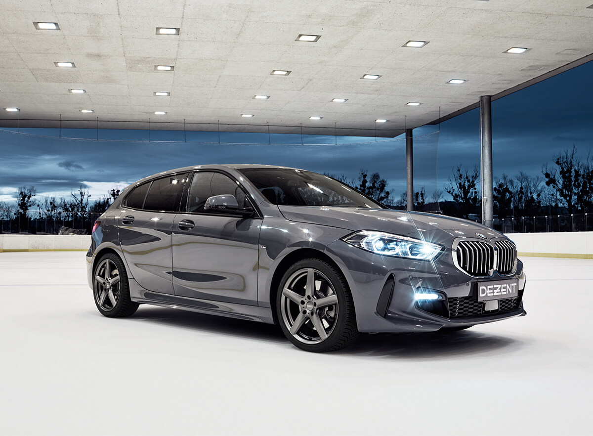 Euromaster personal vid bil i verkstad